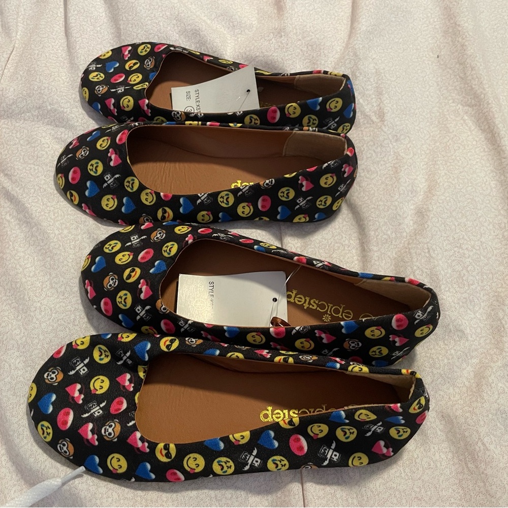 Epicstep girls flats. Girls size 3 & 4. NWT. Black w/emoji decor. Soft. 2 pairs